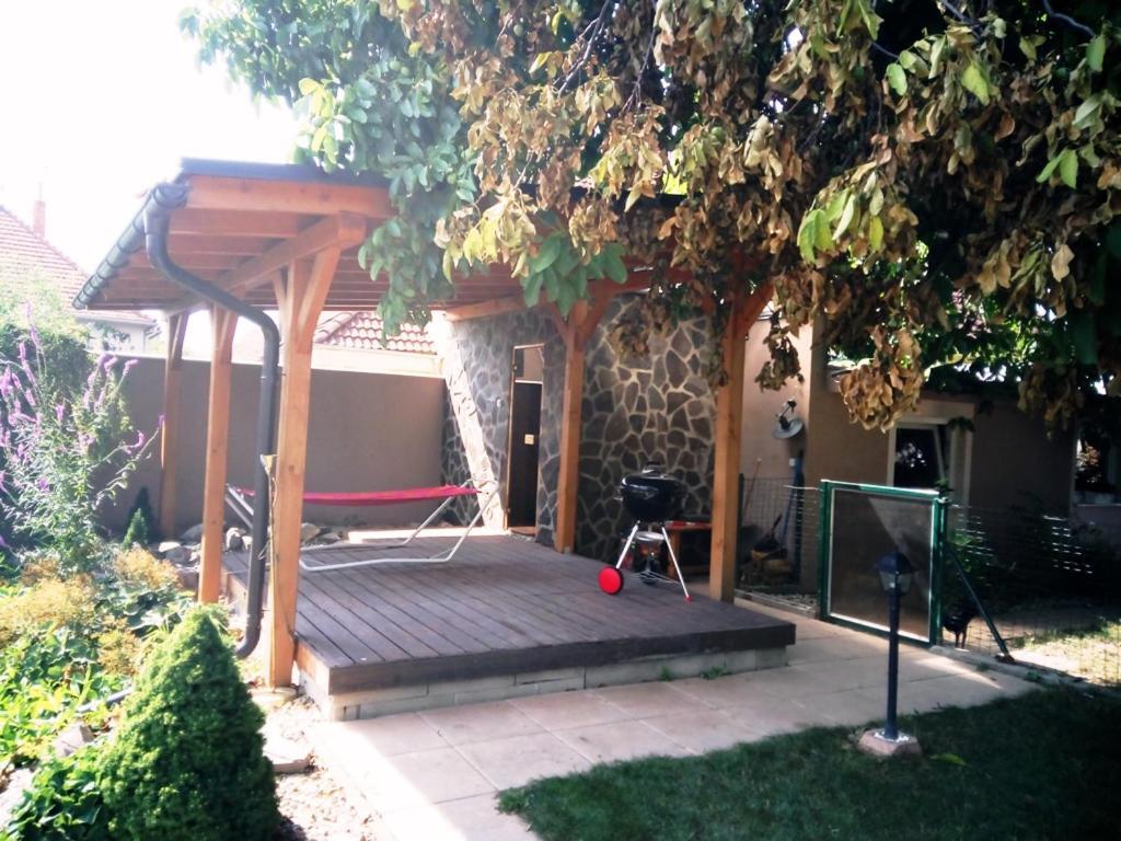 Walnut Apartment With Sauna And Pond Topolcany Exterior foto